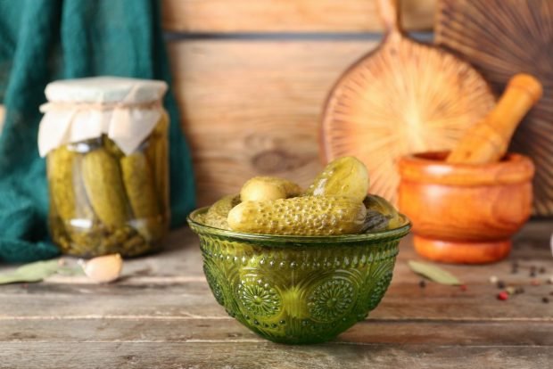 Crispy pickled cucumbers with tarragon for the winter