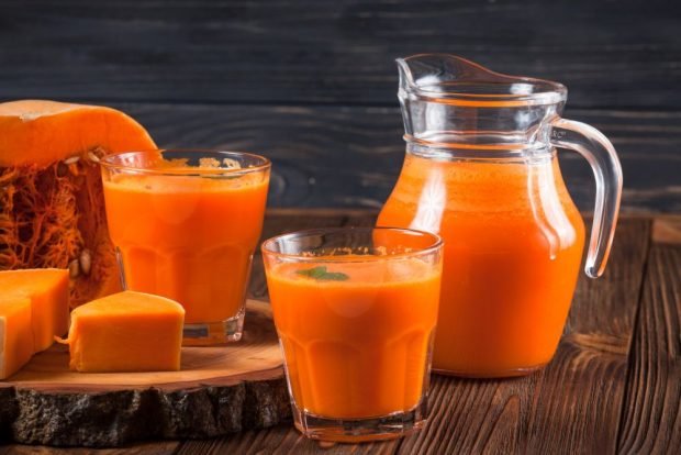 Pumpkin juice with pulp and dried apricots for winter 