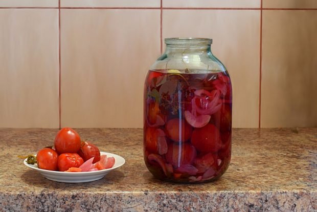 Tomatoes with beets for winter