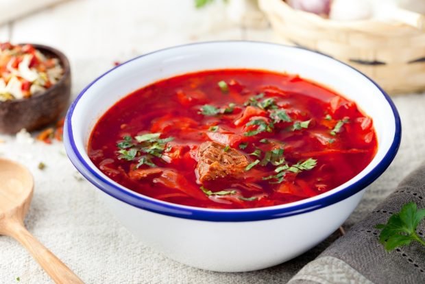 Borscht with garlic arrows