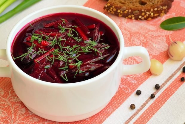 Ukrainian borscht with green onions