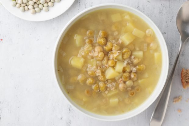 Pea soup with barley groats