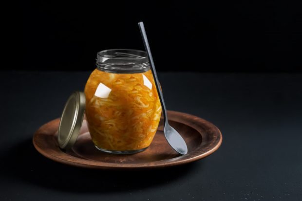 Cabbage soup with cabbage and tomatoes for the winter in cans 