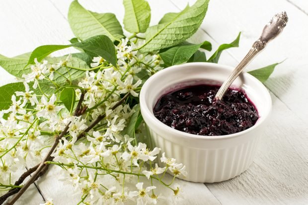 Cherry jam with stones