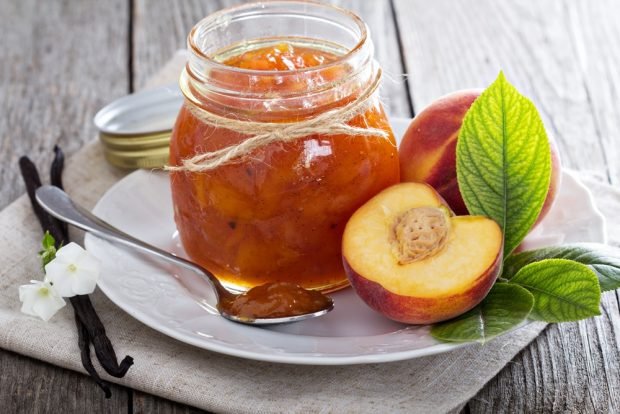 Peach jam with nuts