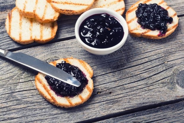 Blueberry and blackcurrant jam is a simple and delicious recipe, how to cook step by step