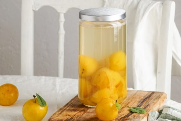 Yellow plum compote for winter 