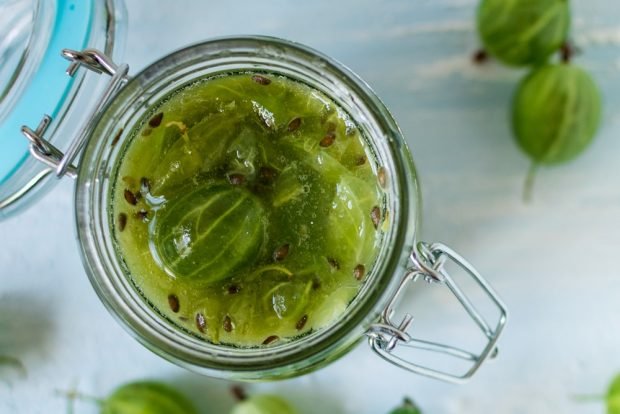 Gooseberry jam with cherry leaves 