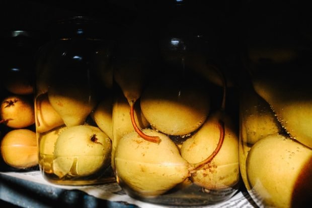 Compote of pears with honey for winter