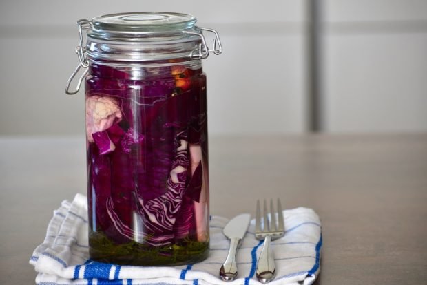 Red cabbage salad for winter