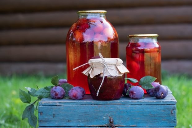 Plum compote with rosemary for winter