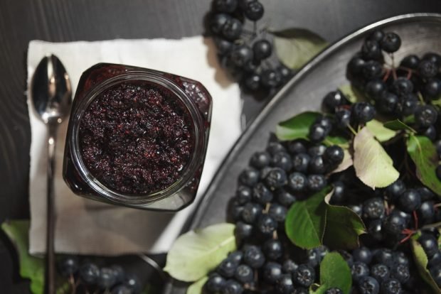 Chokeberry jam with lemon