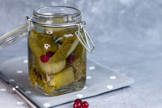 Cucumbers with cranberries for winter