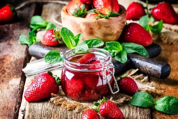 Strawberry jam with whole berries is a simple and delicious recipe, how to cook step by step