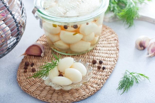 Pickled garlic for winter is a simple and delicious recipe, how to cook step by step