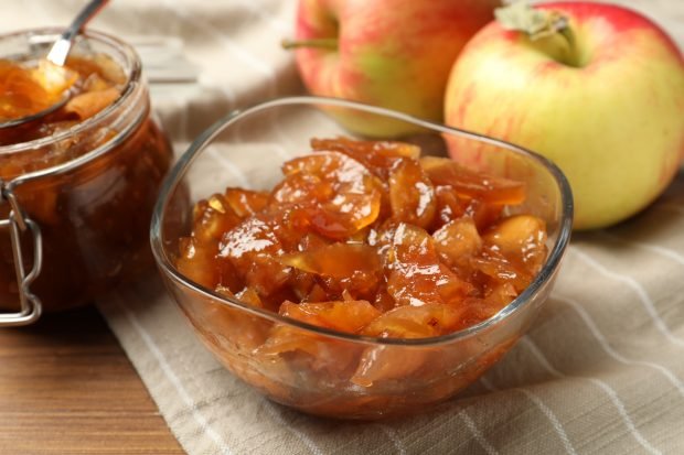 Dry apple jam in the oven