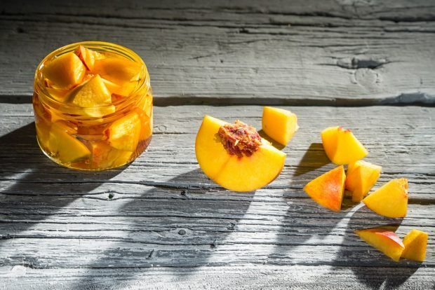 Peaches in sugar syrup for winter