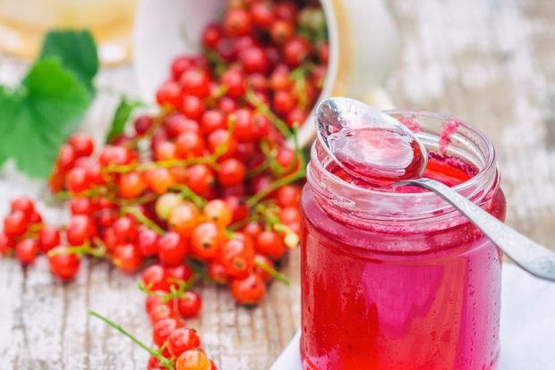 Red currant jelly with twigs 