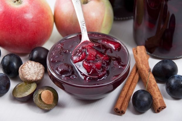 Sloe jam with pitted apples