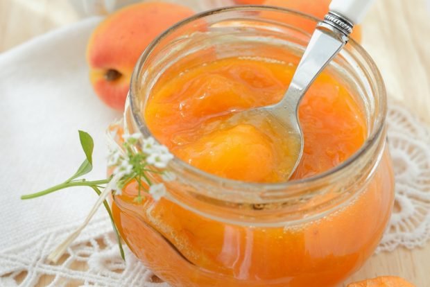 Apricot jam in a slow cooker 