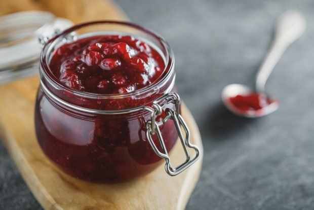 Lingonberry jam with lemon