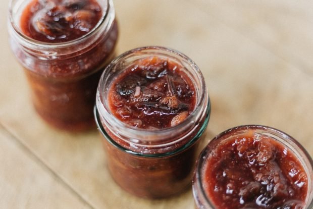 Jam from pears with lingonberries without sterilization 