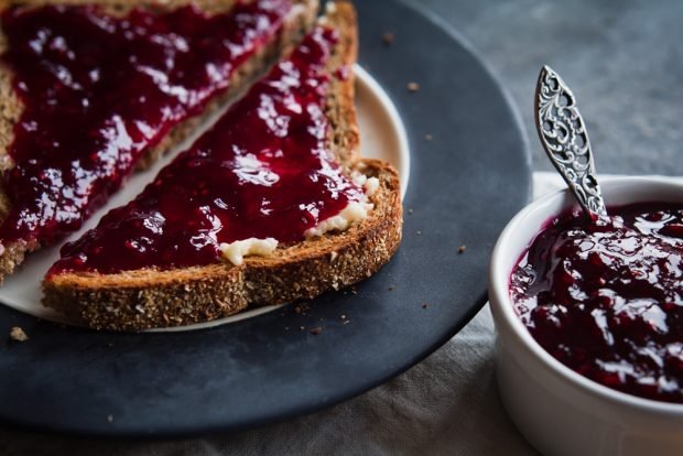 Black currant jam in the oven