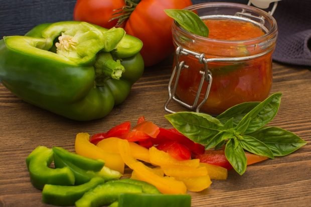 Green pepper lecho with tomato paste for winter 