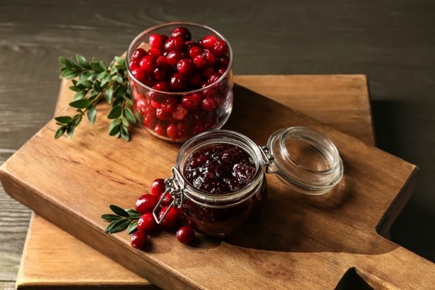 Thick cranberry jam 