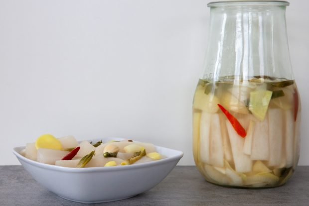 Salad with daikon and chili for winter