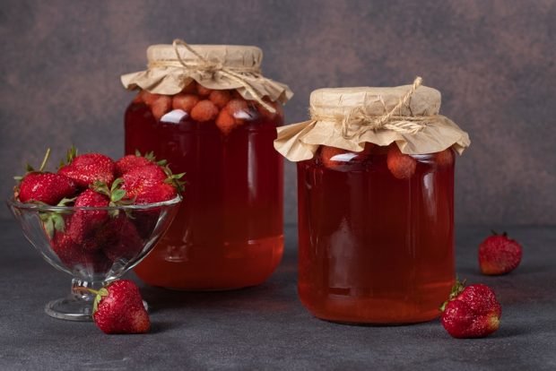 Strawberry compote for winter