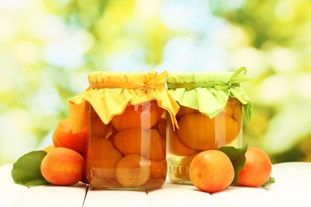 Apricots in jelly with gelatin for winter