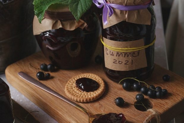 Black currant jelly without seeds and peel