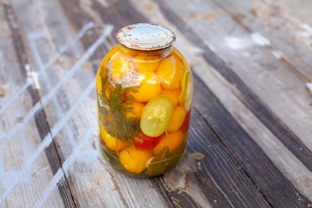 Yellow tomatoes with zucchini for winter 