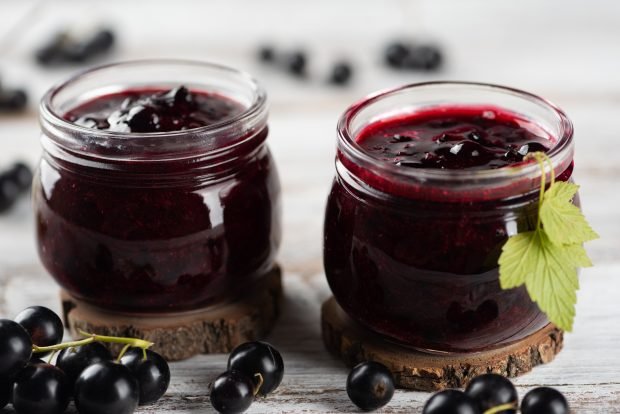 Black currant jam without sterilization