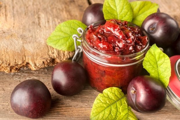 Plum chutney for winter