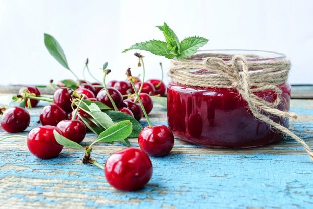 Cherry jam with cinnamon 