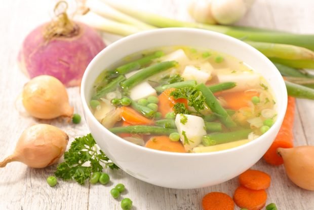 Vegetable broth with string beans and peas