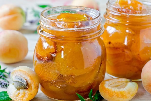 Amber jam from apricots slices