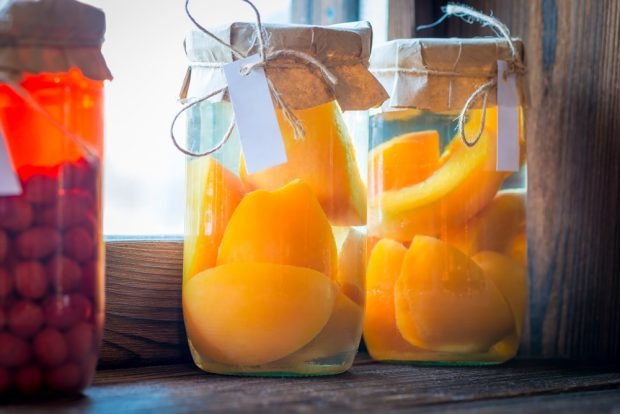 Compote of apricots and peaches for winter