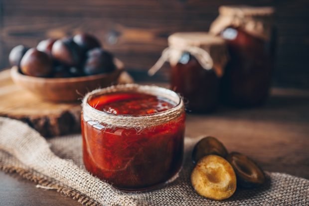 Plum jam with pectin