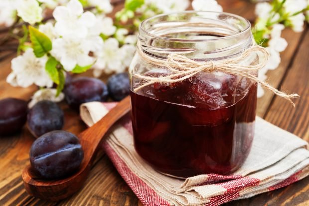 Plum jam with stones