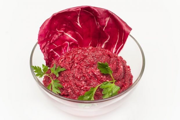Vegetable caviar with beetroot for winter through a meat grinder