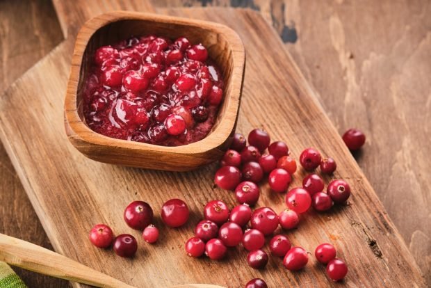 Lingonberries in honey for winter