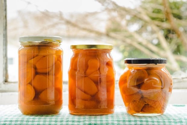 Apricot compote with orange peel 