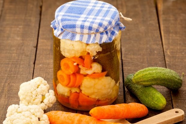 Cauliflower with carrots in jars for winter