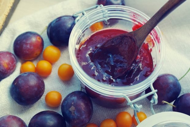 Cherry plum jam with lemon 