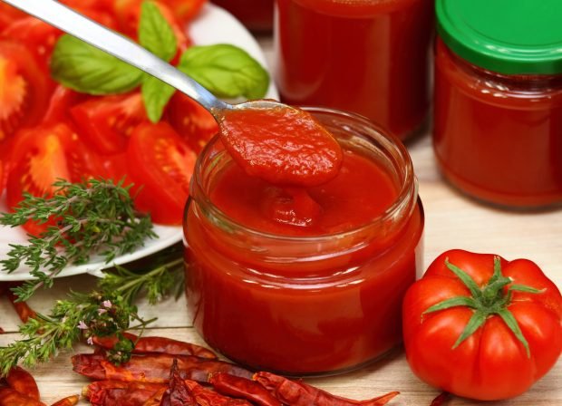 Tomato and apple ketchup for winter 