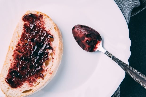 Currant jam with cherry leaves 