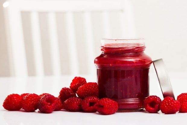 Raspberries twisted with sugar without cooking